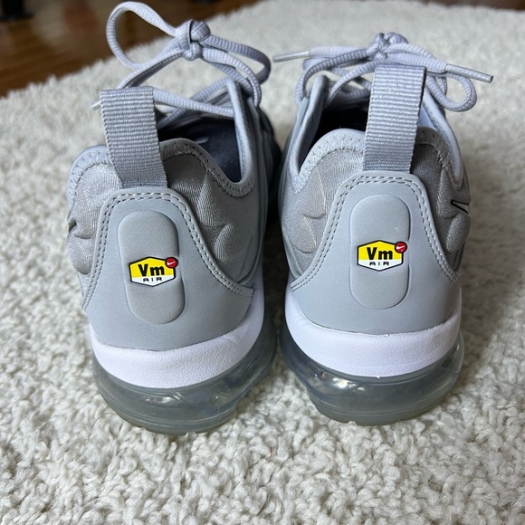 Men’s 7.5/ Women’s 9.5 Nike Air VaporMax Plus Sneakers - Picture 4 of 7